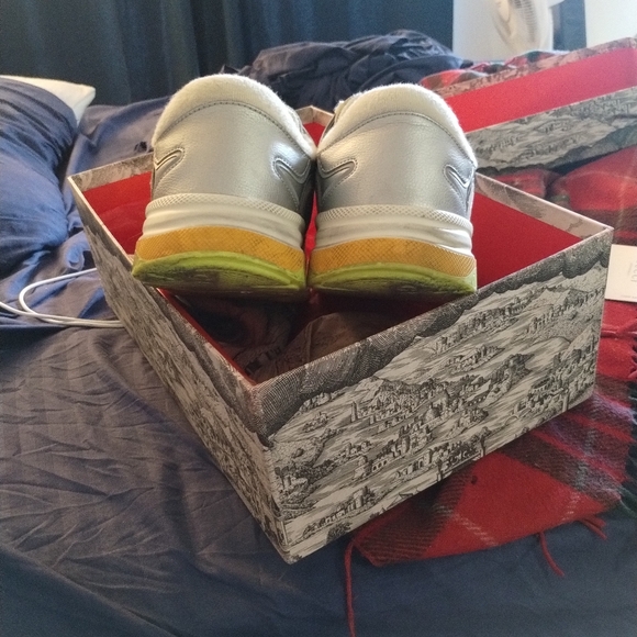 9/5 men authentic Gucci sneakers original box with extra shoelace good condition - Picture 5 of 8